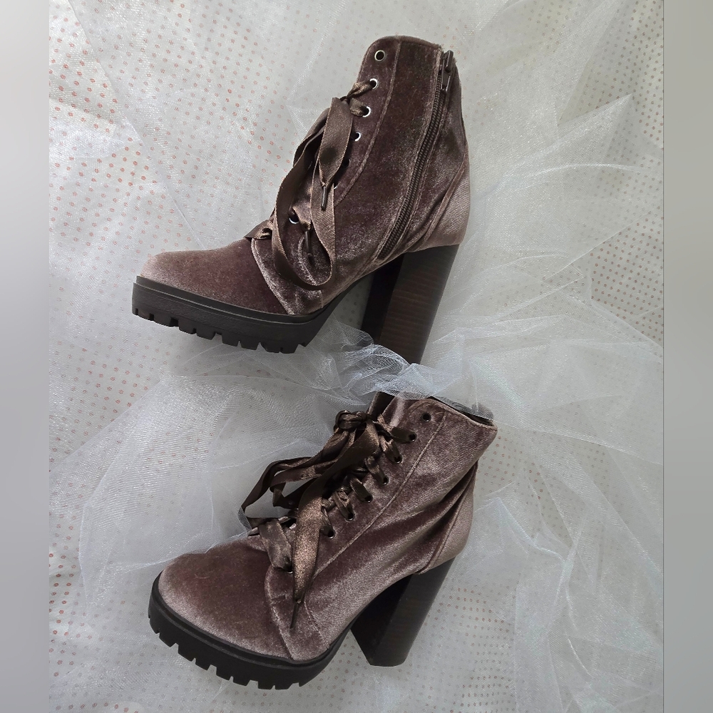 Steve Madden Frost Brown Velvet Lace-Up Ankle Boots Size 7.5M - Picture 3 of 10